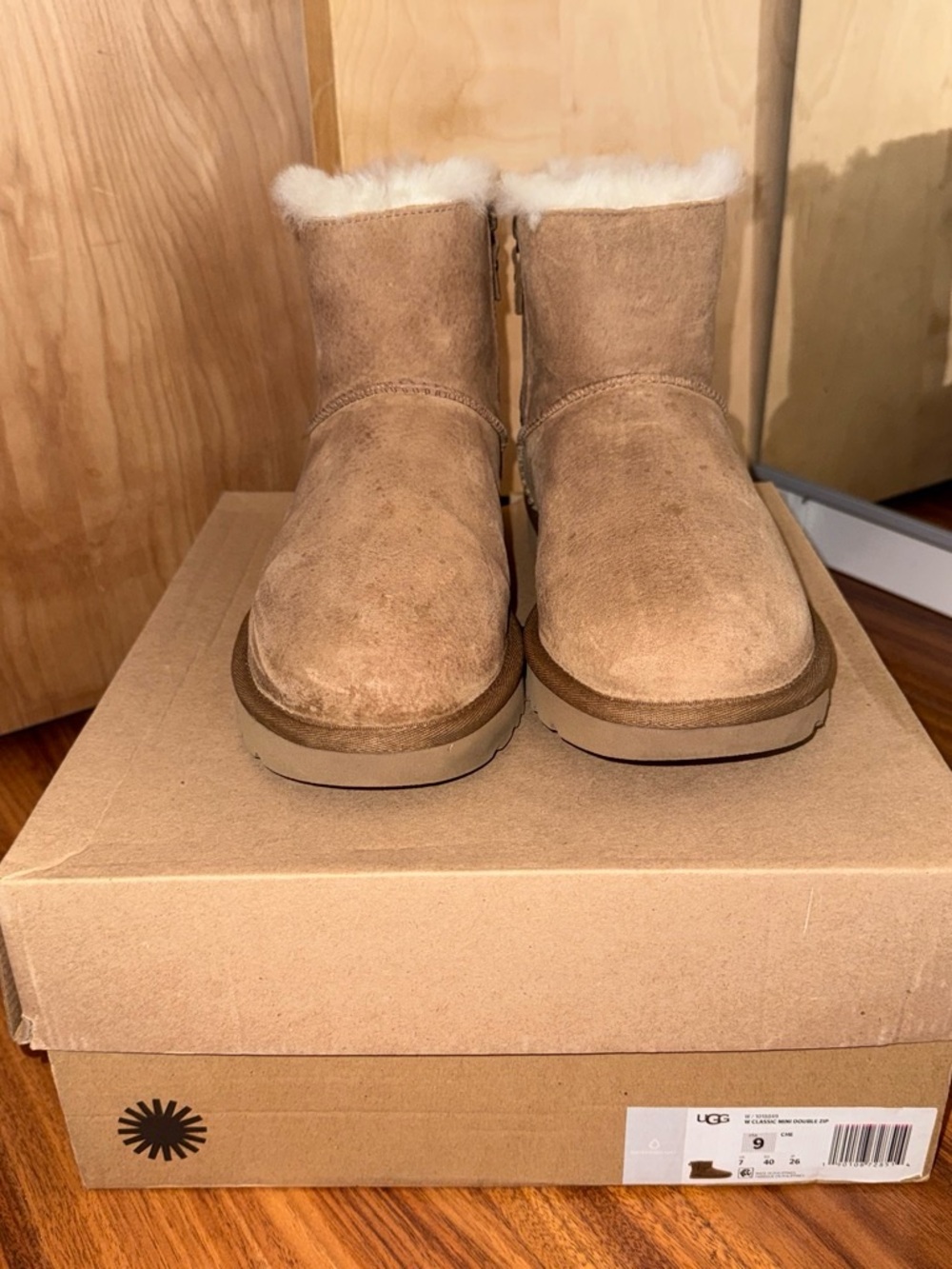 UGG Short Shearling Boots - Chestnut/Beige